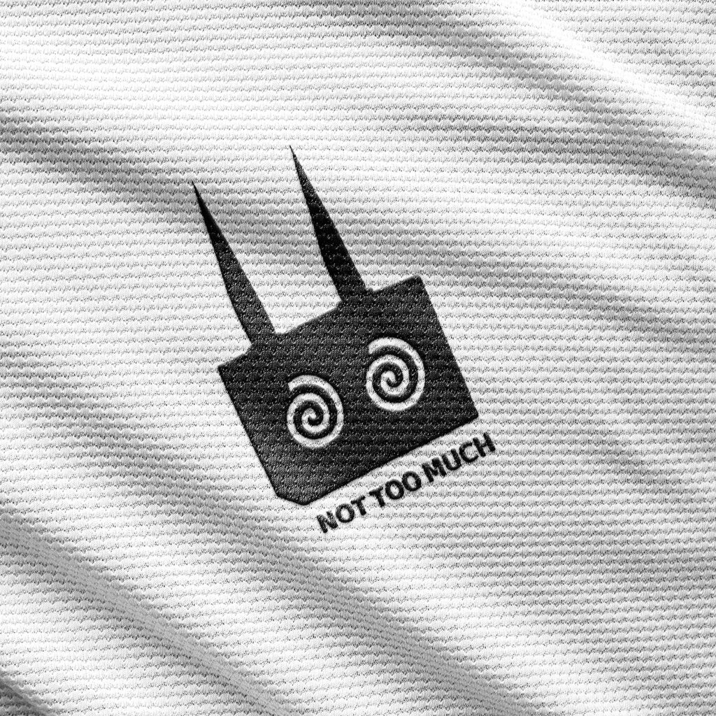 Logo NOT TOO MUCH Boxhead brodé sur textile – identité visuelle par Noa Durez
